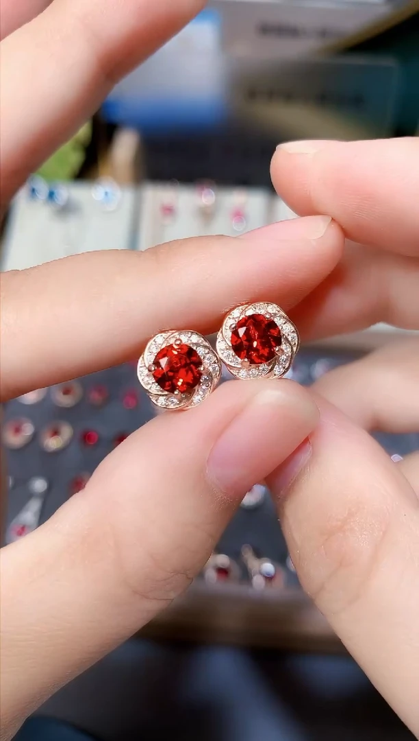 银S925镶嵌耳钉石榴石天然
