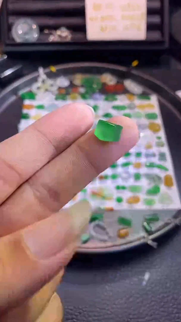 翡翠挂件未镶嵌切割