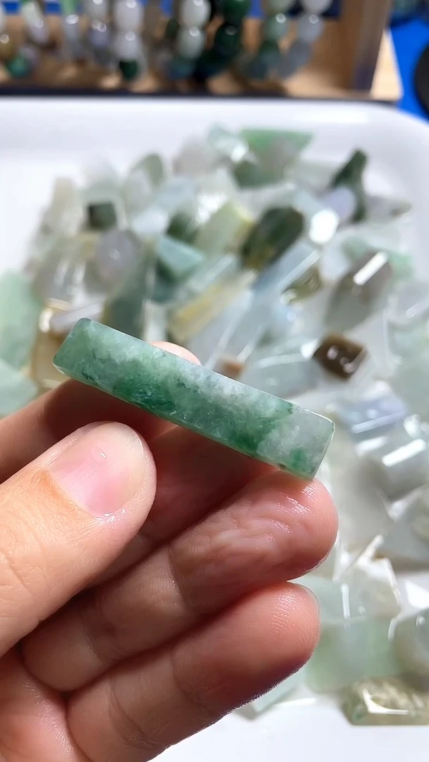 裸石翡翠不**恋翡翠2边料