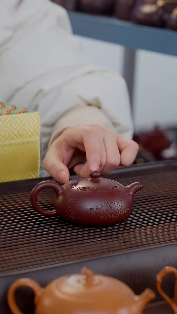 【闪购商品】紫砂茶壶紫袍玉沙刻绘半月