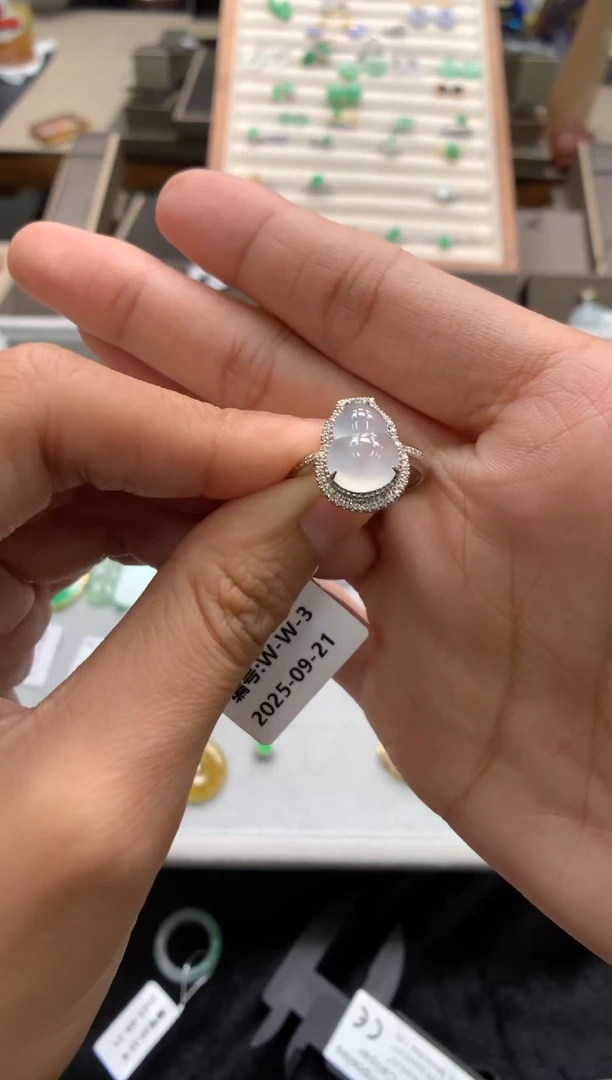 颈饰18K金镶嵌翡翠戒指