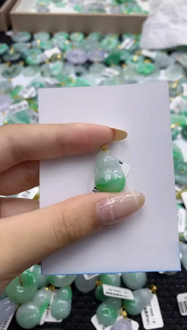 翡翠18K金镶嵌颈饰天然缅甸翡翠A货