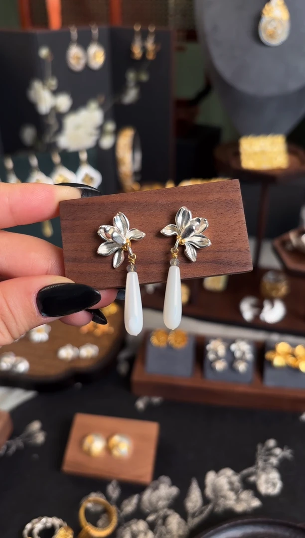 无925银白玉兰马蹄螺水滴耳钉终不似金银首饰