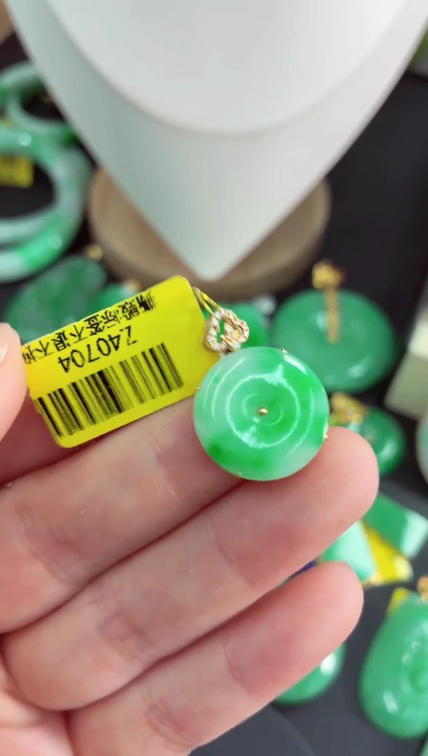 吊坠(不含链)18K金镶嵌翡翠挂件