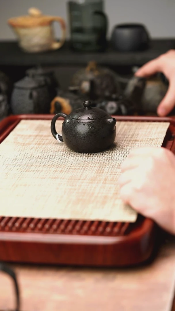 归玉堂冰碛岩重工雕刻透光西施壶180cc