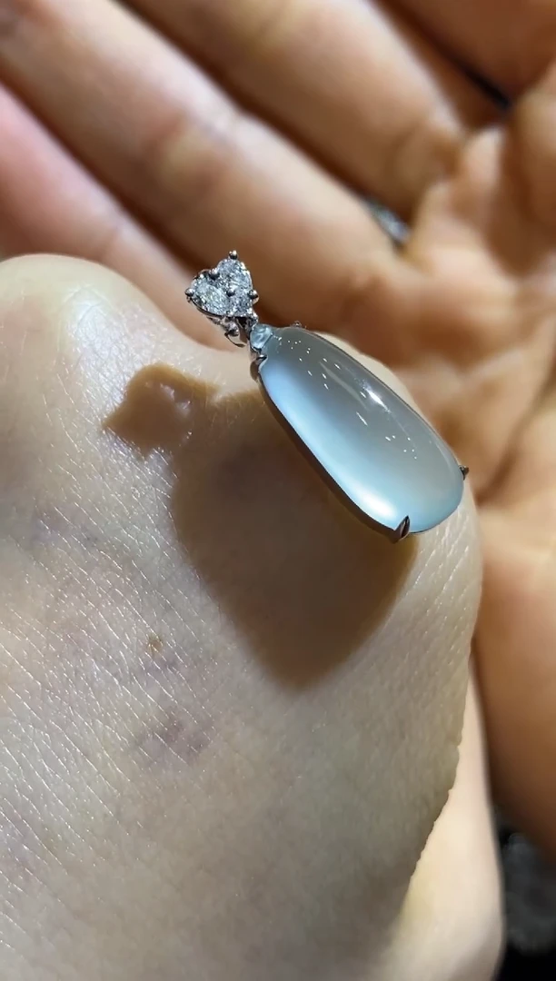 颈饰18K金镶嵌翡翠收到货48小时鉴赏期（超时不退不换）