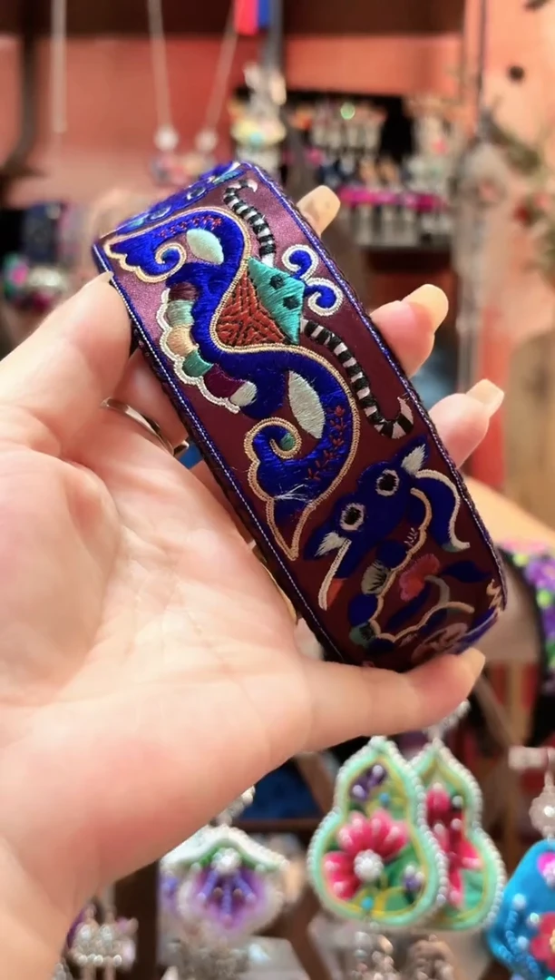 织绣云织谣民族风精美饰品   125