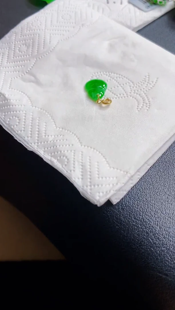 翡翠18K金镶嵌颈饰葫芦111