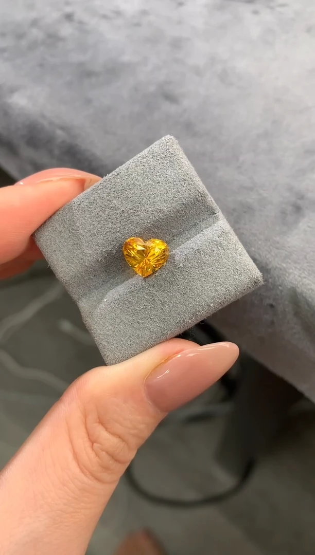 裸石蓝宝石2.6ct-金丝雀
