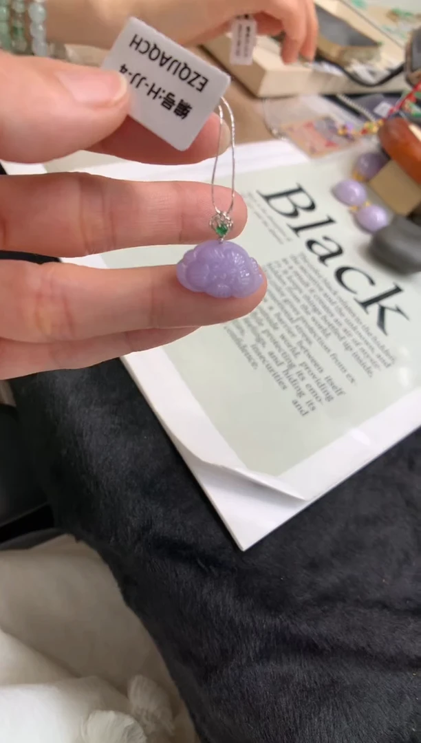 翡翠18K金镶嵌颈饰莲花