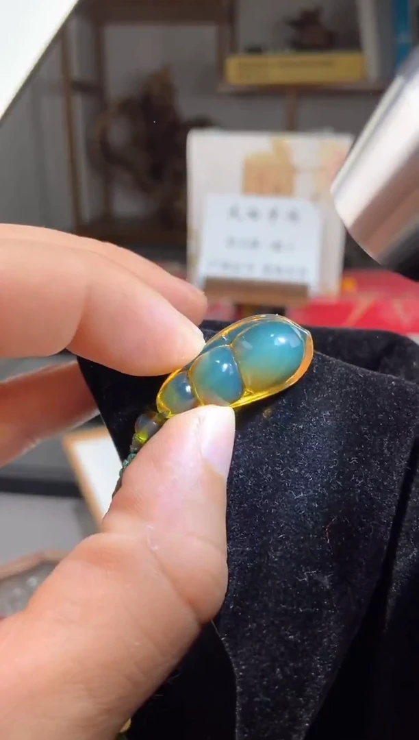 琥珀颈饰未镶嵌蓝珀四季豆吊坠