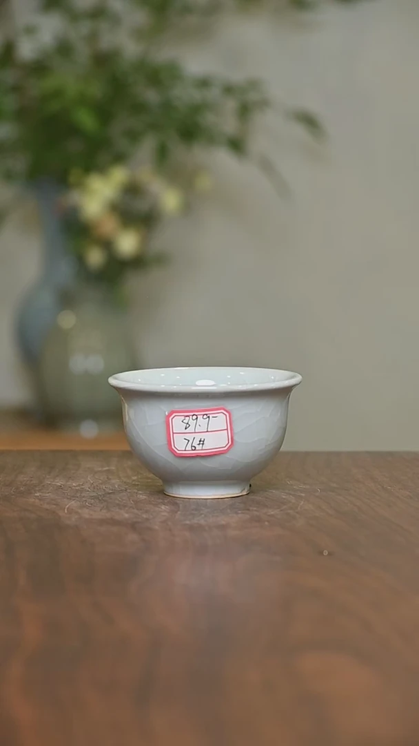 76#月白釉 压手杯 微瑕