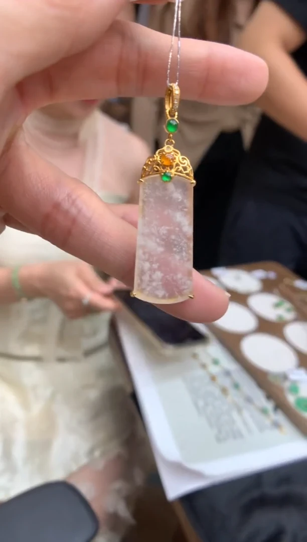 翡翠18K金镶嵌颈饰无事牌