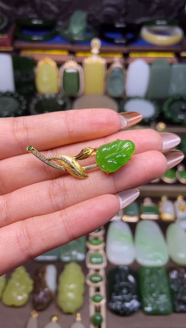 颈饰银S925镶嵌和田玉苹果绿