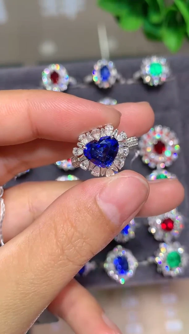 戒指蓝宝石18K金镶嵌2.8CT