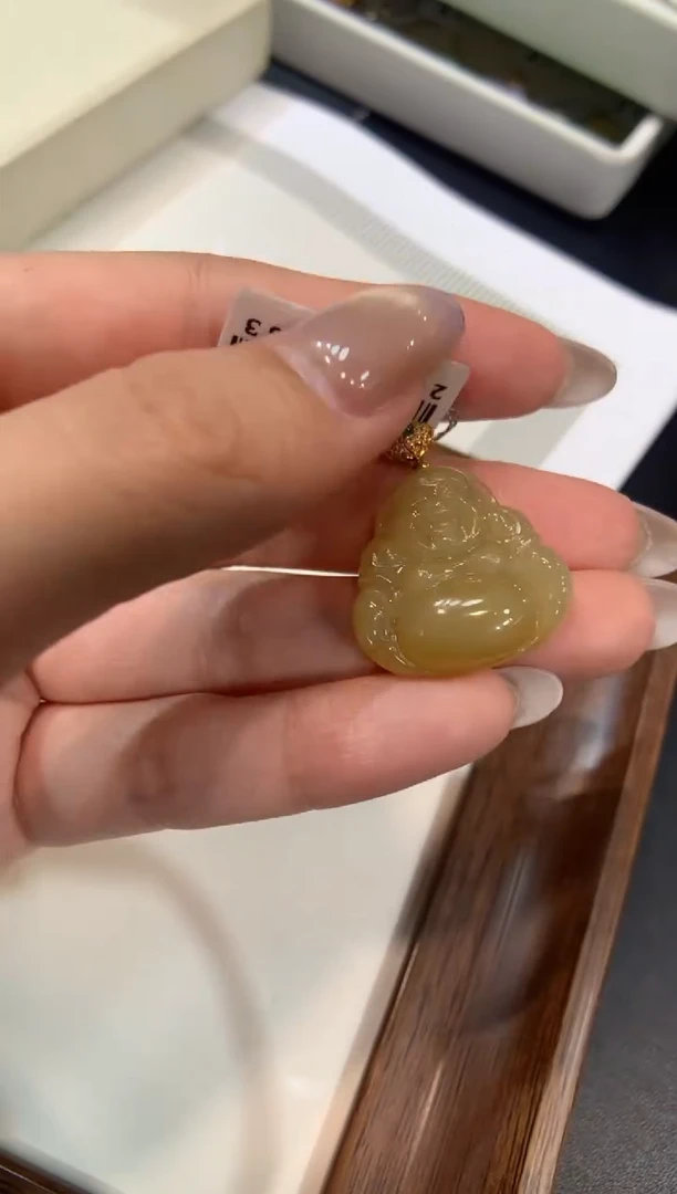 颈饰18K金镶嵌翡翠佛公