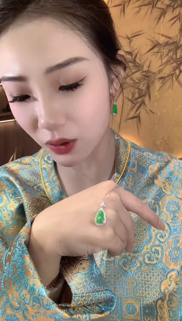 【闪购商品】翡翠吊坠(不含链)18K金镶嵌A26