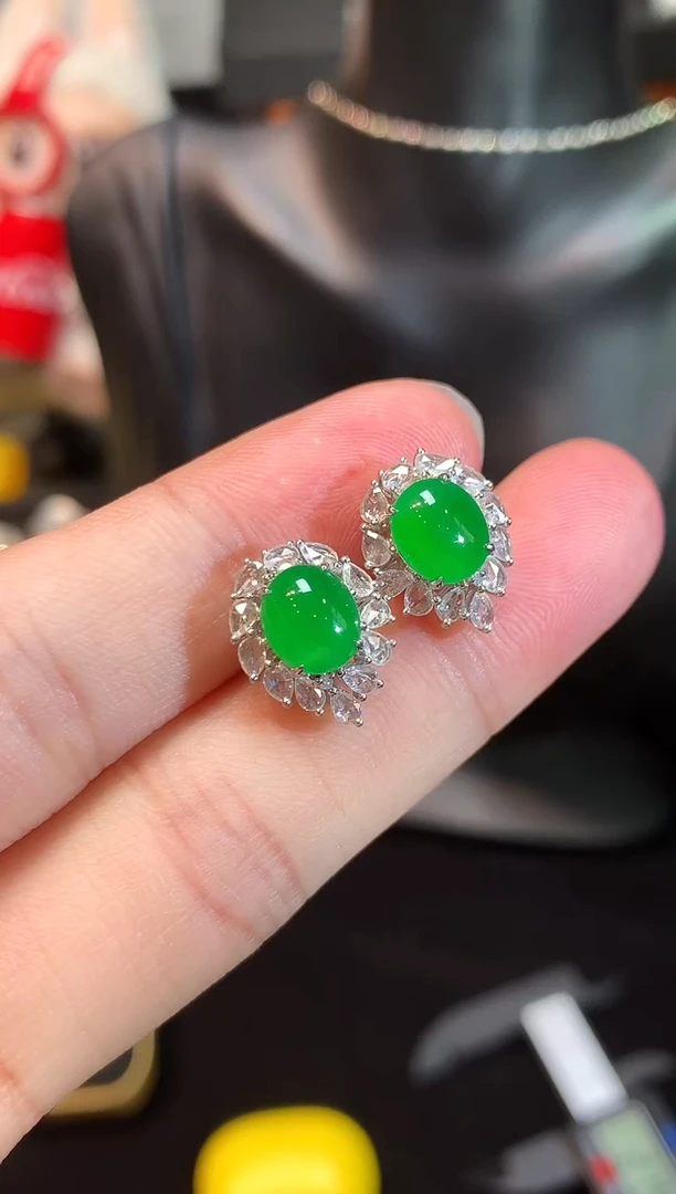 18K金镶嵌翡翠耳饰正阳满绿蛋面耳钉