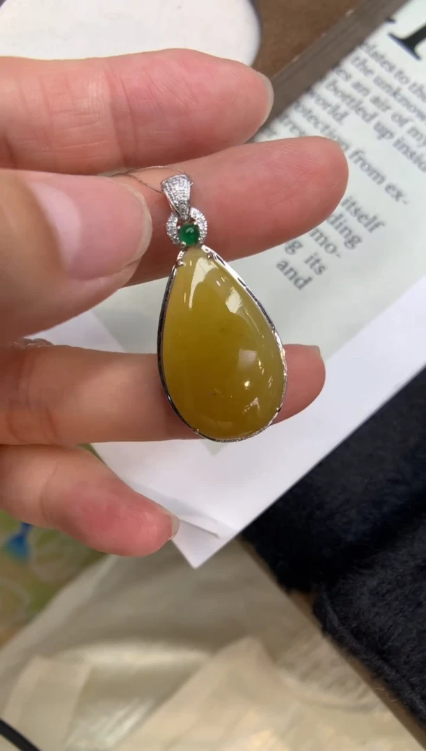 翡翠18K金镶嵌颈饰水滴