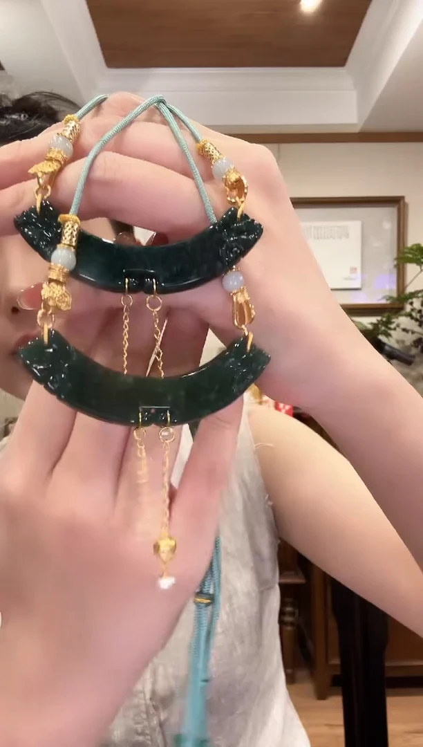 翡翠未镶嵌颈饰多样性发其一