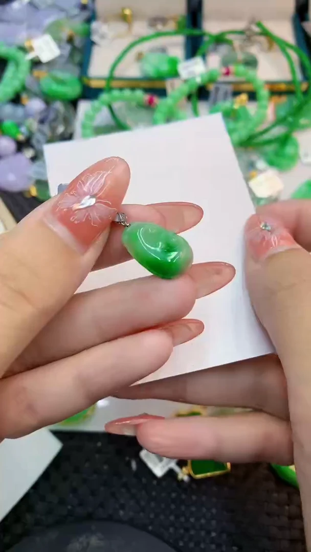 颈饰18K金镶嵌翡翠1