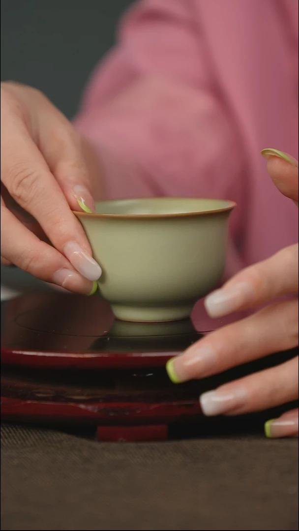 粉青 压手杯 带底款