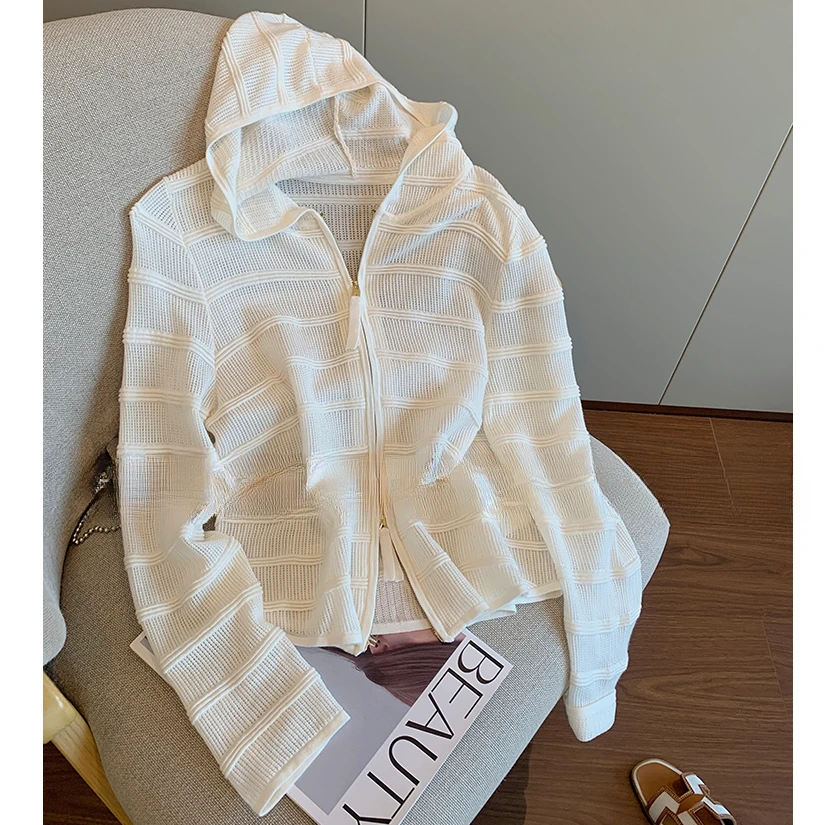 韩系白色坑条连帽针织开衫女薄款2025新款气质显瘦外搭小香风上衣