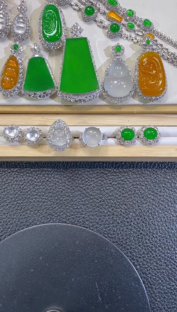 吊坠(赠链)18K金镶嵌翡翠44