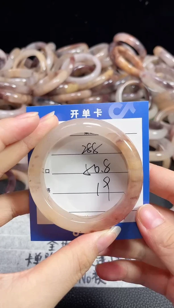 未镶嵌石英质玉手镯288