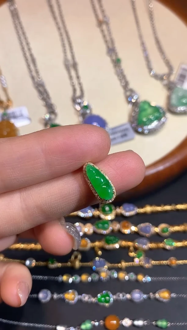 颈饰18K金镶嵌翡翠吊坠