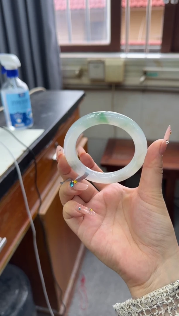 翡翠手镯未镶嵌翡翠手镯