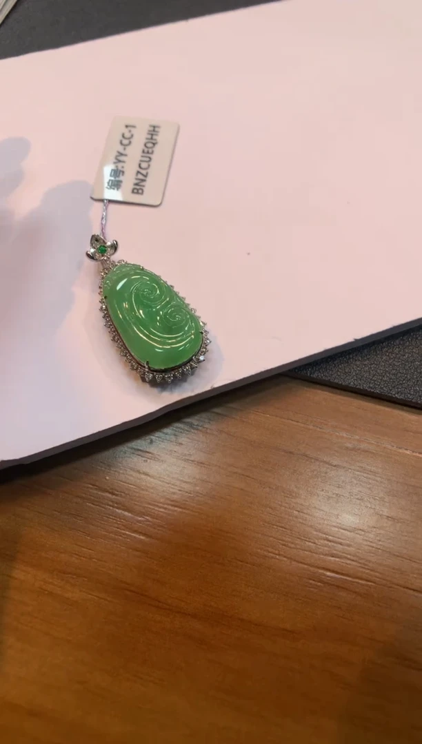 翡翠18K金镶嵌颈饰如意