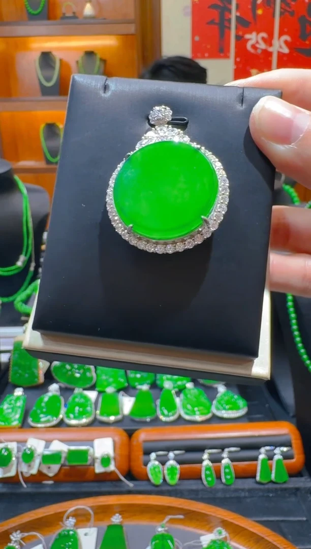 【闪购商品】翡翠吊坠(赠链)银S925镶嵌天然A货翡翠