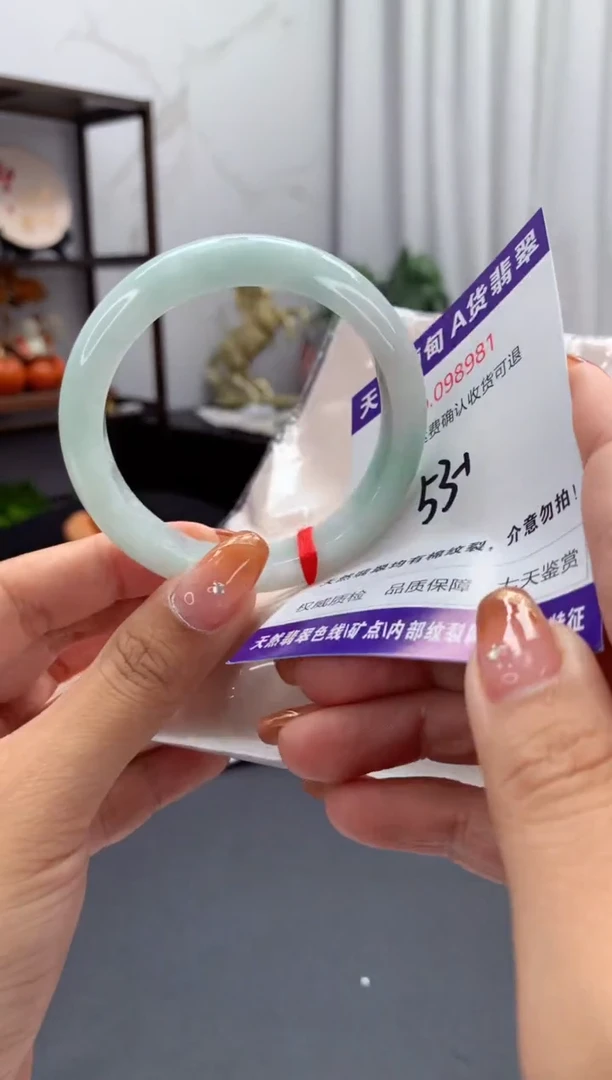 未镶嵌手镯翡翠有纹，完美者勿拍