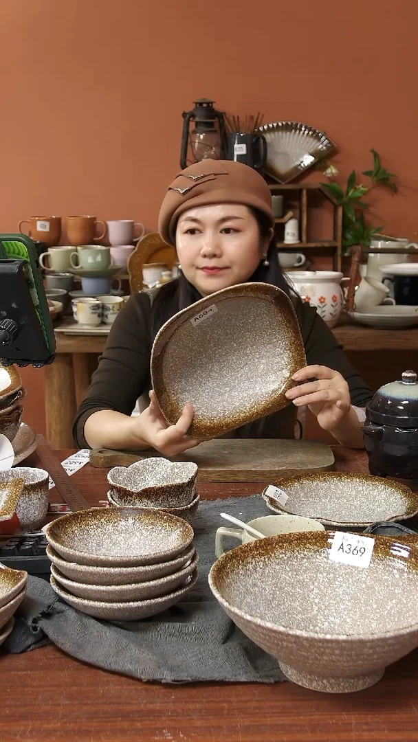 陶瓷A604  一只陶瓷粗陶四足异形碗可能微瑕