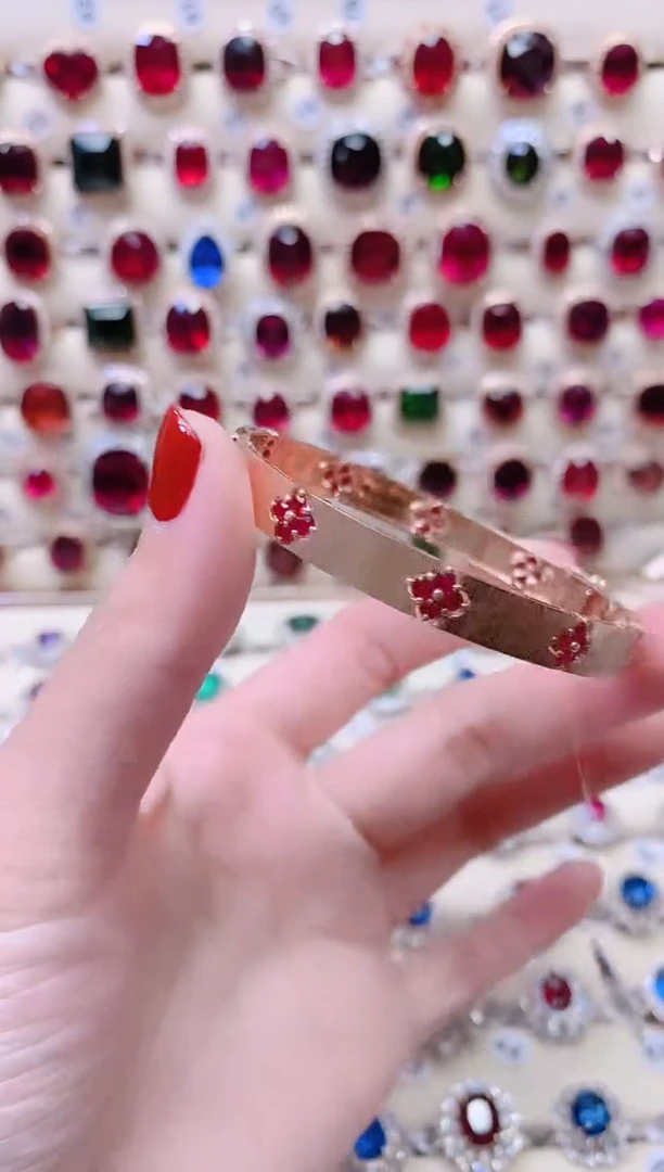 18K金镶嵌手镯红宝石1