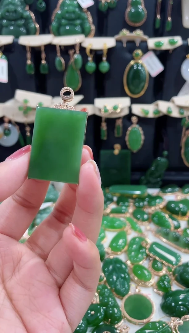 和田玉（碧玉）18K金镶嵌颈饰无事牌