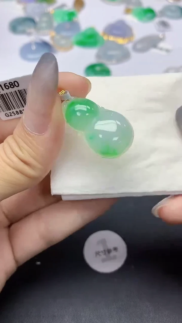 翡翠18K金镶嵌颈饰天然缅甸a货翡翠