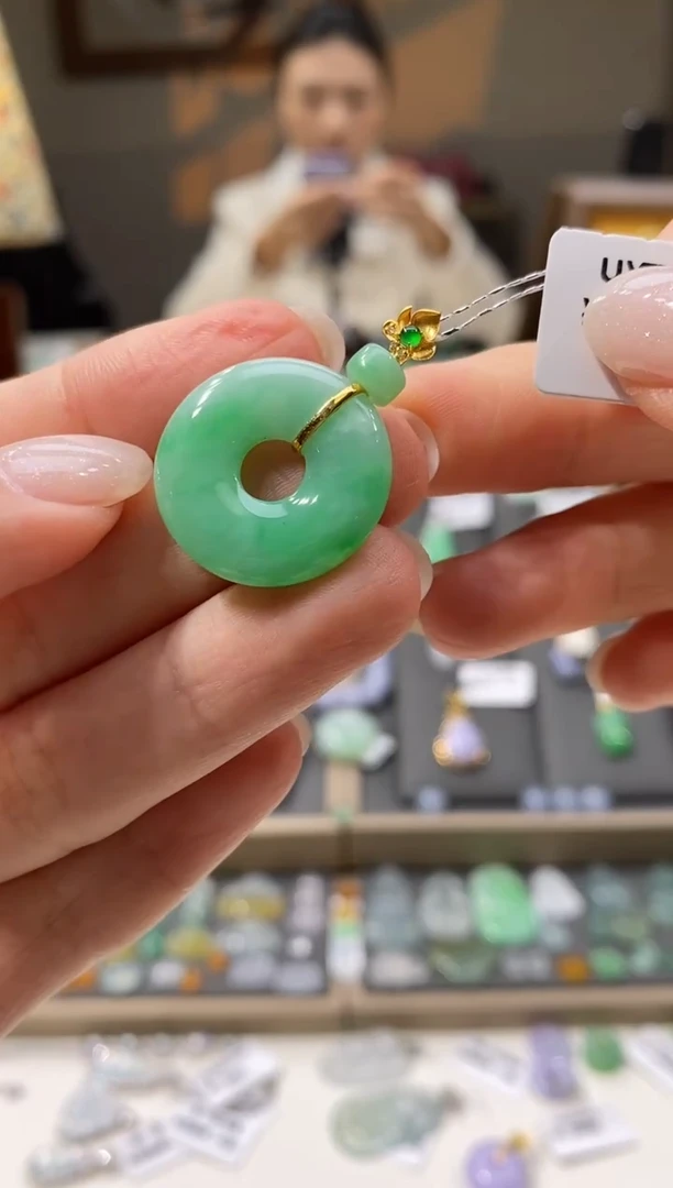 颈饰18K金镶嵌翡翠甜甜圈