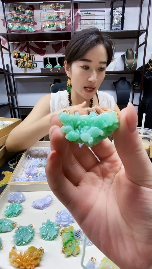 颈饰未镶嵌翡翠吊坠