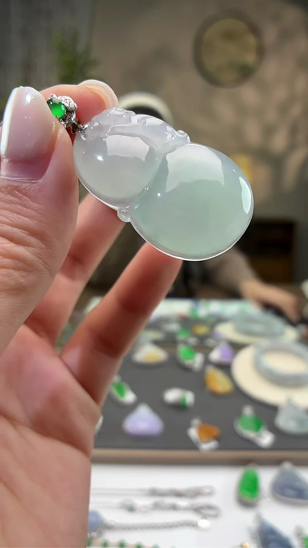 吊坠(不含链)18K金镶嵌翡翠葫芦