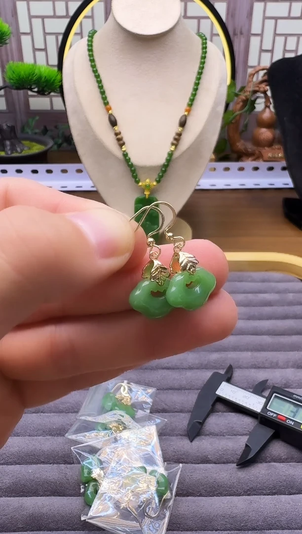 14K金镶嵌和田玉耳饰E179