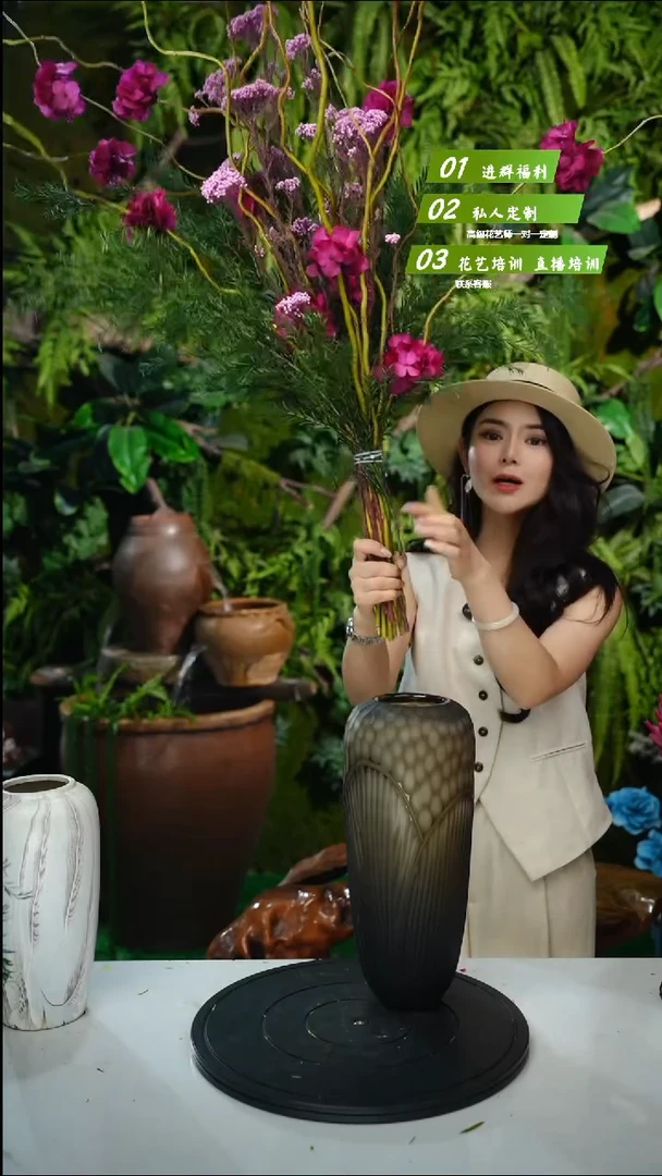 磨刻琉璃花瓶一支