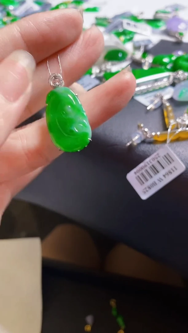 翡翠18K金镶嵌颈饰如意