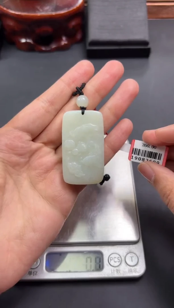 【闪购商品】和田玉吊坠(赠链)未镶嵌且末微色差迪克兰吊坠