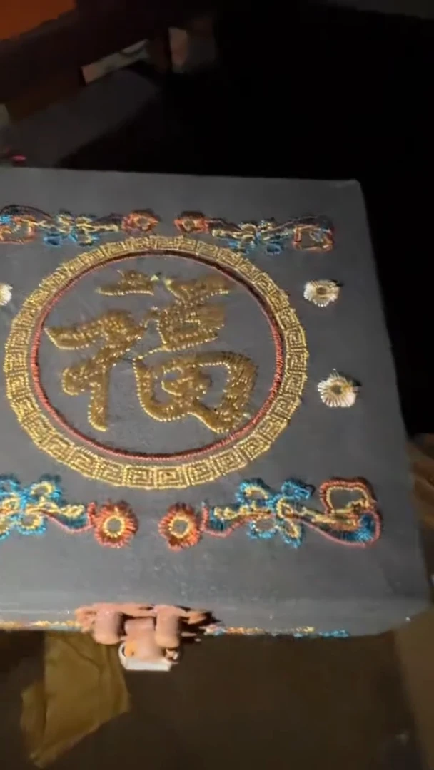 香榧木蓝刺绣小盒