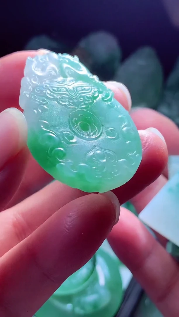 未镶嵌定制翡翠流****?翡翠毛货定制