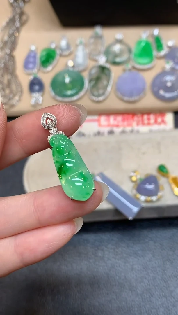 颈饰18K金镶嵌翡翠福豆【无服务费