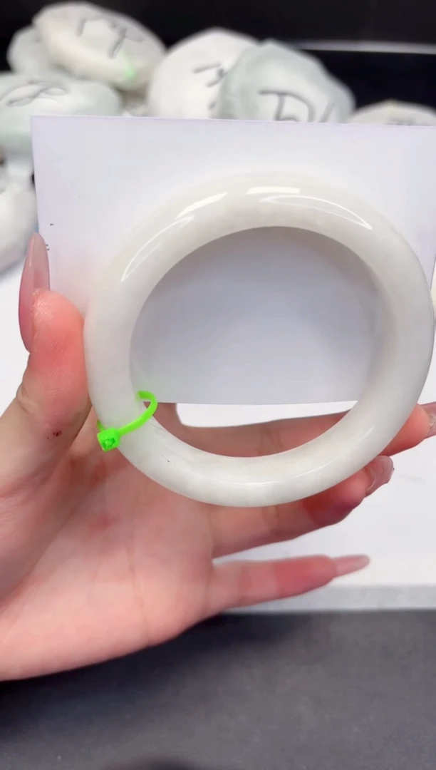 【闪购商品】石英质玉手镯未镶嵌200-60.2