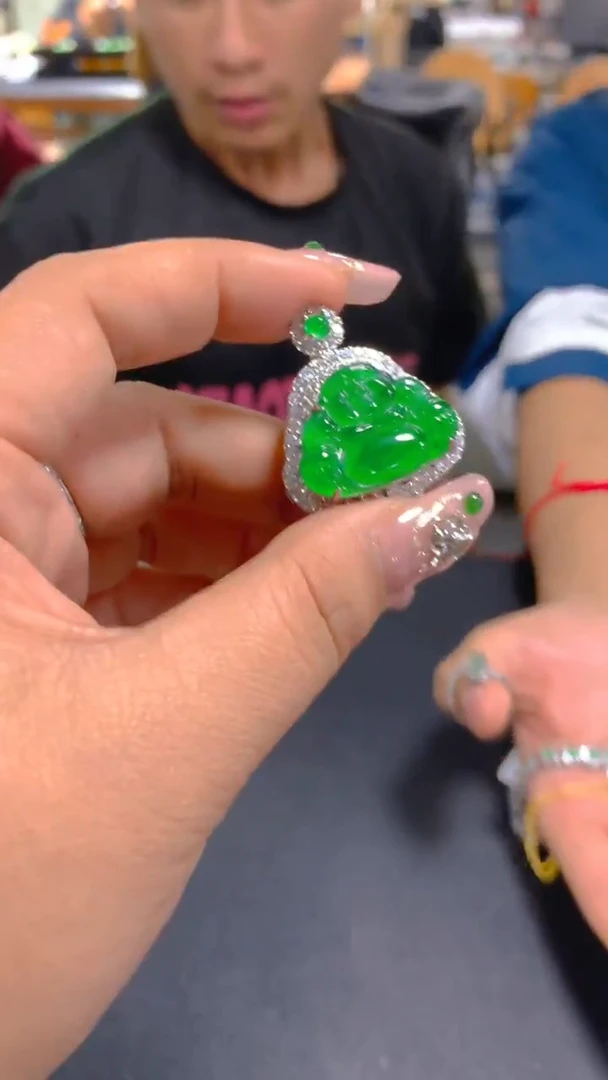 【闪购商品】翡翠吊坠(赠链)未镶嵌0447343079多样性发其一